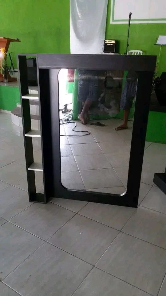 Espelho com prateleiras laterais em MDF preto