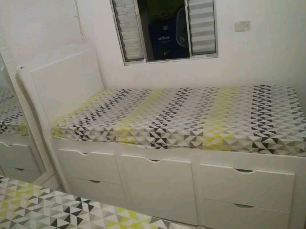 Cama sob medida com cabeceira e gaveteiro em MDF branco
